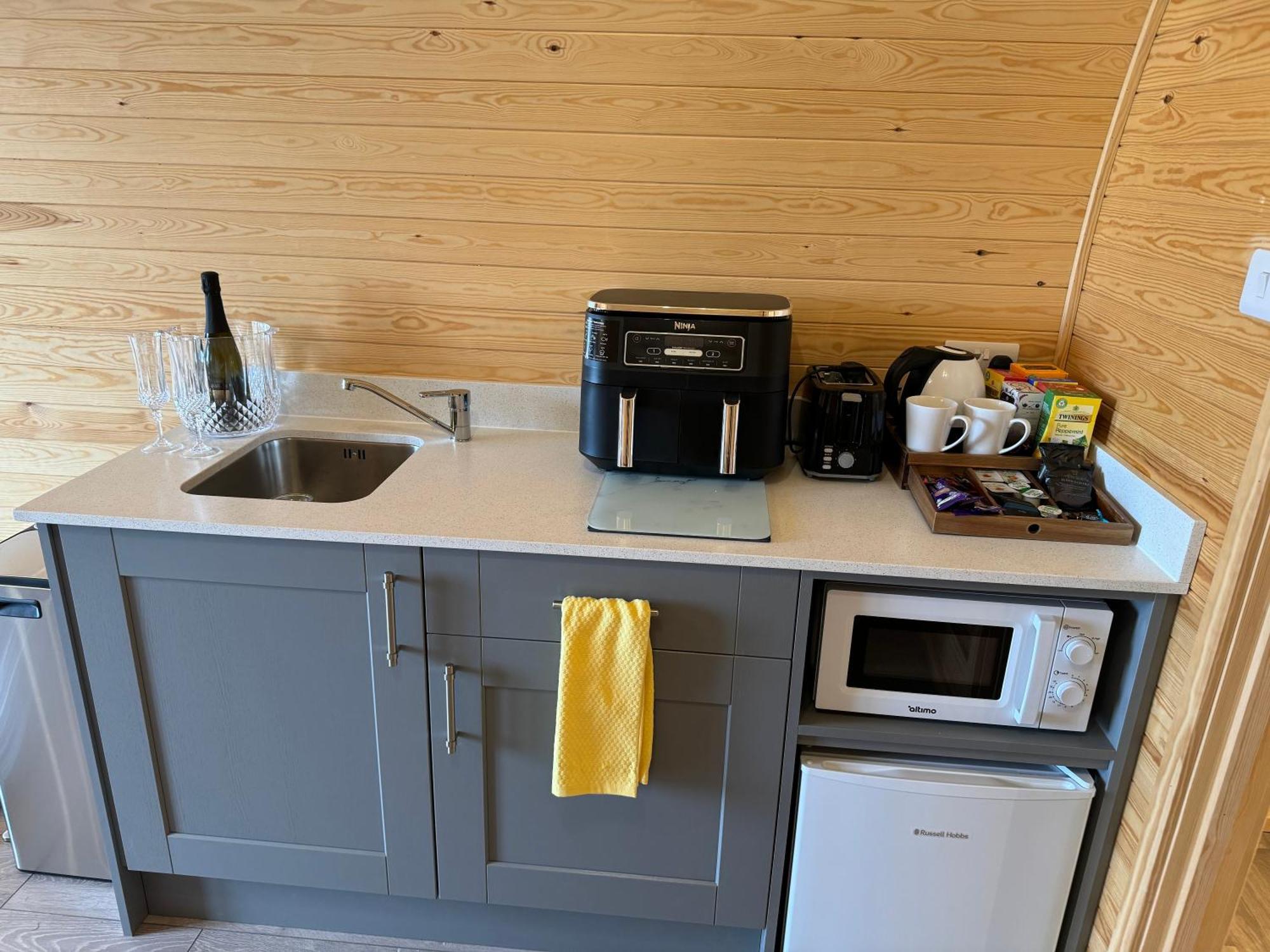 Ffrith Beach Glamping With Hot Tub Ξενοδοχείο Prestatyn Εξωτερικό φωτογραφία