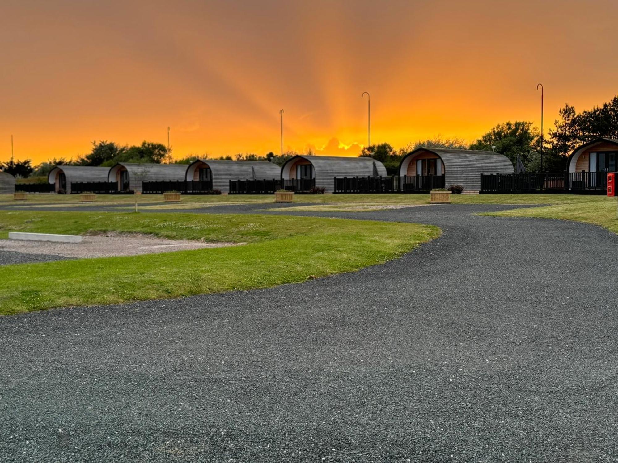 Ffrith Beach Glamping With Hot Tub Ξενοδοχείο Prestatyn Εξωτερικό φωτογραφία